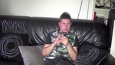 il se prned une tres grosse bite noir dans le cul