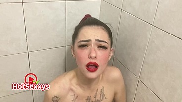 Novinha tomando banho e gozando
