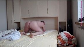 nackter nylonjunge bezieht sein bett
