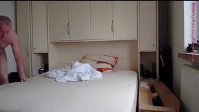 nackter nylonjunge bezieht sein bett