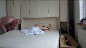 nackter nylonjunge bezieht sein bett