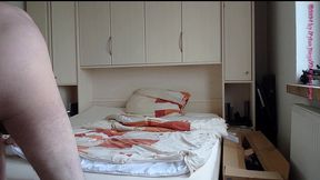 nackter nylonjunge bezieht sein bett