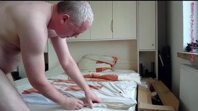 nackter nylonjunge bezieht sein bett