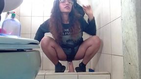 Michelle pumps her clit until she'_s big to fuck her pussy