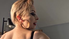 Crazy Ride on the Mechanical Dildo