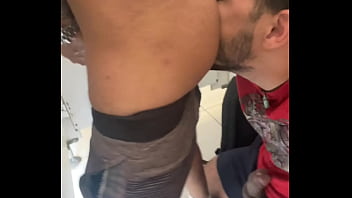 Maloka ficou me olhando durante o treino, levei ele pro banheiro, mamei seu pauz&atilde_o e chupei seu cuzinho.