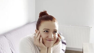 Молодая европейская рыжеволосая девушка-подросток с большой натуральной грудью получает анальный секс от зрелого мужчины на кухне.