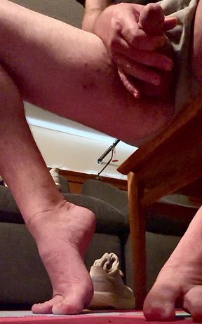 Man Cums On His Feet