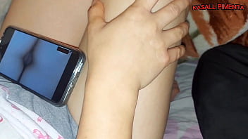 isso que acontece quando meia-irm&atilde_ assiste porno, buceta fica piscando, branquinha nao resiste bate uma punheta e pede para fuder gostoso ate sua buceta gozar