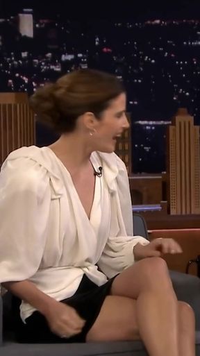 Thick-thighed blonde babe Cobie Smulders exposes her body