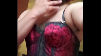 Shirley bailando sexy en corset rojinegro