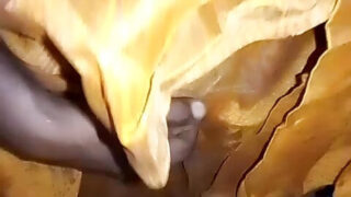 Amatör Asyalı bir adam, ev yapımı Hint tarzı eşcinsel videosunda tek başına mastürbasyon yapıyor ve ateşli bir boşalma yaşıyor.