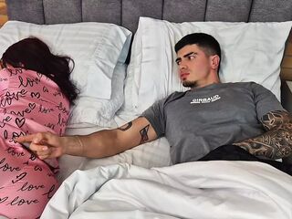 Sharing a bed with my best friend's girlfriend - she's so slutty that I eat that pink pussy