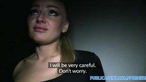 PublicSex Tätowiertes blondes Model nimmt Bargeld für Sex