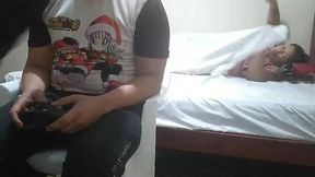 jugando con mi amigo a videojuegos su esposa comienza a meterme mano luego comienza a chuparme la polla y mi mejor amigo el cornudo no se da de cuenta