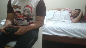 jugando con mi amigo a videojuegos su esposa comienza a meterme mano luego comienza a chuparme la polla y mi mejor amigo el cornudo no se da de cuenta