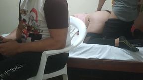 jugando con mi amigo a videojuegos su esposa comienza a meterme mano luego comienza a chuparme la polla y mi mejor amigo el cornudo no se da de cuenta