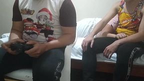 jugando con mi amigo a videojuegos su esposa comienza a meterme mano luego comienza a chuparme la polla y mi mejor amigo el cornudo no se da de cuenta