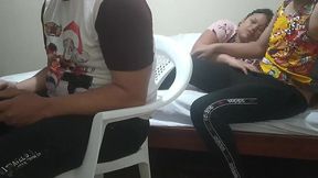 jugando con mi amigo a videojuegos su esposa comienza a meterme mano luego comienza a chuparme la polla y mi mejor amigo el cornudo no se da de cuenta