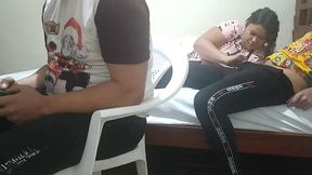 jugando con mi amigo a videojuegos su esposa comienza a meterme mano luego comienza a chuparme la polla y mi mejor amigo el cornudo no se da de cuenta