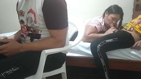 jugando con mi amigo a videojuegos su esposa comienza a meterme mano luego comienza a chuparme la polla y mi mejor amigo el cornudo no se da de cuenta