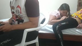 jugando con mi amigo a videojuegos su esposa comienza a meterme mano luego comienza a chuparme la polla y mi mejor amigo el cornudo no se da de cuenta