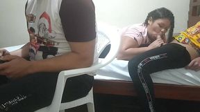 jugando con mi amigo a videojuegos su esposa comienza a meterme mano luego comienza a chuparme la polla y mi mejor amigo el cornudo no se da de cuenta