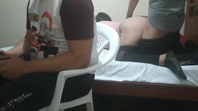 jugando con mi amigo a videojuegos su esposa comienza a meterme mano luego comienza a chuparme la polla y mi mejor amigo el cornudo no se da de cuenta