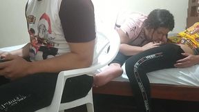 jugando con mi amigo a videojuegos su esposa comienza a meterme mano luego comienza a chuparme la polla y mi mejor amigo el cornudo no se da de cuenta