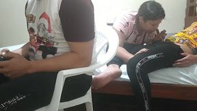 jugando con mi amigo a videojuegos su esposa comienza a meterme mano luego comienza a chuparme la polla y mi mejor amigo el cornudo no se da de cuenta