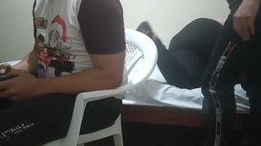 jugando con mi amigo a videojuegos su esposa comienza a meterme mano luego comienza a chuparme la polla y mi mejor amigo el cornudo no se da de cuenta