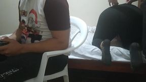 jugando con mi amigo a videojuegos su esposa comienza a meterme mano luego comienza a chuparme la polla y mi mejor amigo el cornudo no se da de cuenta