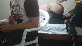 jugando con mi amigo a videojuegos su esposa comienza a meterme mano luego comienza a chuparme la polla y mi mejor amigo el cornudo no se da de cuenta