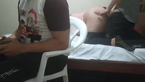 jugando con mi amigo a videojuegos su esposa comienza a meterme mano luego comienza a chuparme la polla y mi mejor amigo el cornudo no se da de cuenta
