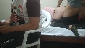 jugando con mi amigo a videojuegos su esposa comienza a meterme mano luego comienza a chuparme la polla y mi mejor amigo el cornudo no se da de cuenta