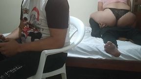 jugando con mi amigo a videojuegos su esposa comienza a meterme mano luego comienza a chuparme la polla y mi mejor amigo el cornudo no se da de cuenta