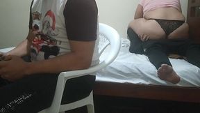 jugando con mi amigo a videojuegos su esposa comienza a meterme mano luego comienza a chuparme la polla y mi mejor amigo el cornudo no se da de cuenta