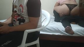 jugando con mi amigo a videojuegos su esposa comienza a meterme mano luego comienza a chuparme la polla y mi mejor amigo el cornudo no se da de cuenta