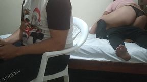 jugando con mi amigo a videojuegos su esposa comienza a meterme mano luego comienza a chuparme la polla y mi mejor amigo el cornudo no se da de cuenta