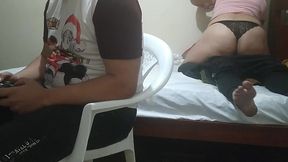 jugando con mi amigo a videojuegos su esposa comienza a meterme mano luego comienza a chuparme la polla y mi mejor amigo el cornudo no se da de cuenta