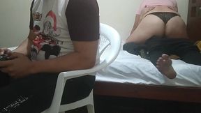 jugando con mi amigo a videojuegos su esposa comienza a meterme mano luego comienza a chuparme la polla y mi mejor amigo el cornudo no se da de cuenta
