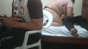 jugando con mi amigo a videojuegos su esposa comienza a meterme mano luego comienza a chuparme la polla y mi mejor amigo el cornudo no se da de cuenta