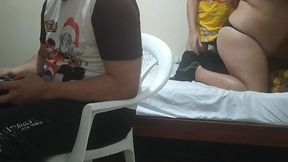 jugando con mi amigo a videojuegos su esposa comienza a meterme mano luego comienza a chuparme la polla y mi mejor amigo el cornudo no se da de cuenta