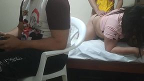 jugando con mi amigo a videojuegos su esposa comienza a meterme mano luego comienza a chuparme la polla y mi mejor amigo el cornudo no se da de cuenta