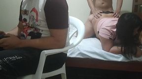 jugando con mi amigo a videojuegos su esposa comienza a meterme mano luego comienza a chuparme la polla y mi mejor amigo el cornudo no se da de cuenta