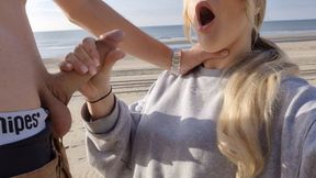 Outdoor After a Blowjob for a Stranger on the Beach, I Was Fucked.