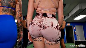 Gym Babes Put On A Public Show