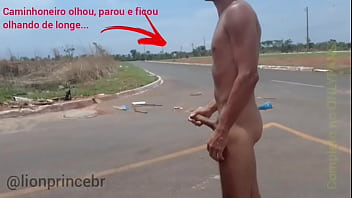 Caminhoneiro me viu pelado na rua e parou para admirar