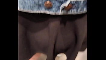 Sexo por dinero con una desconocida, Me deja manosearle las tetas en la calle