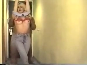 Kinky motel slut pissing in tight jeans